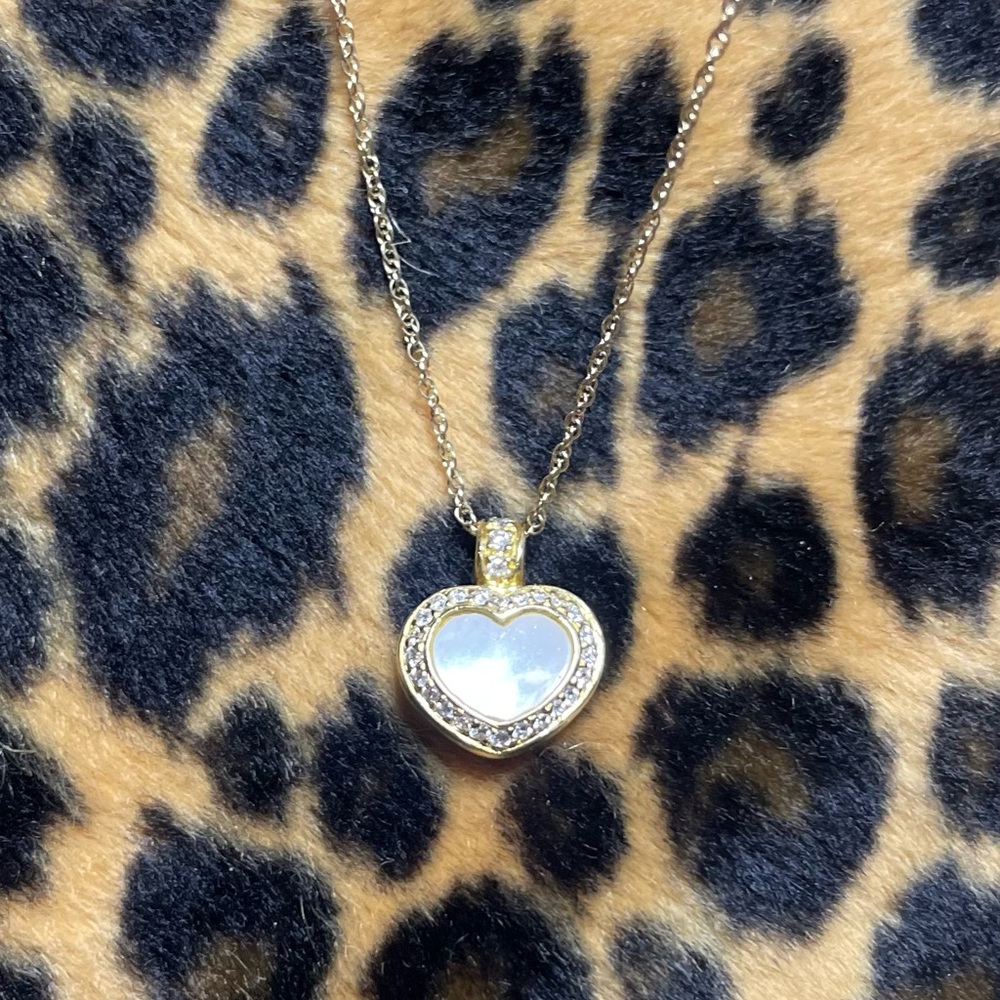 Designer 18kt yellow gold MOTHER OF PEARL & DIAMOND Heart pendant.